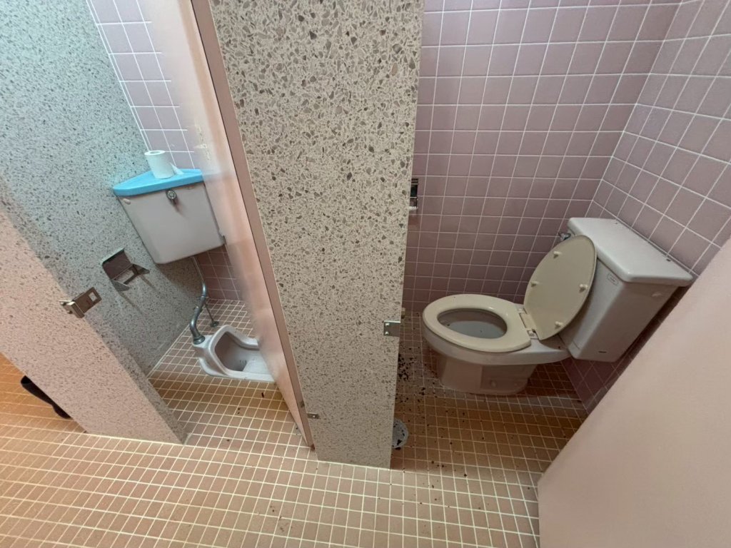 トイレは校舎にあります。