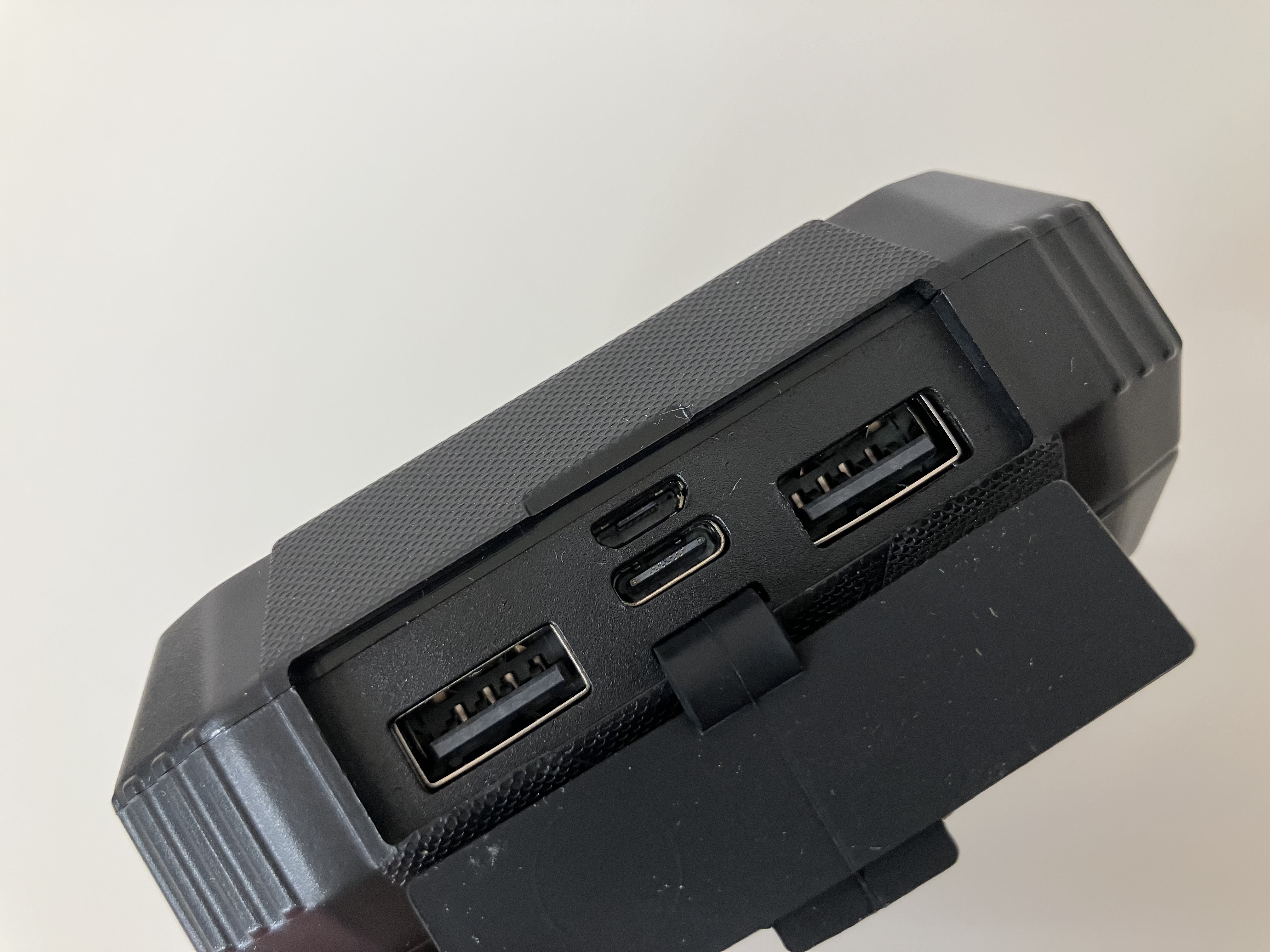 商品画像 モバイルバッテリー 30000mAh ソーラーチャージャー LEDライト搭載 2