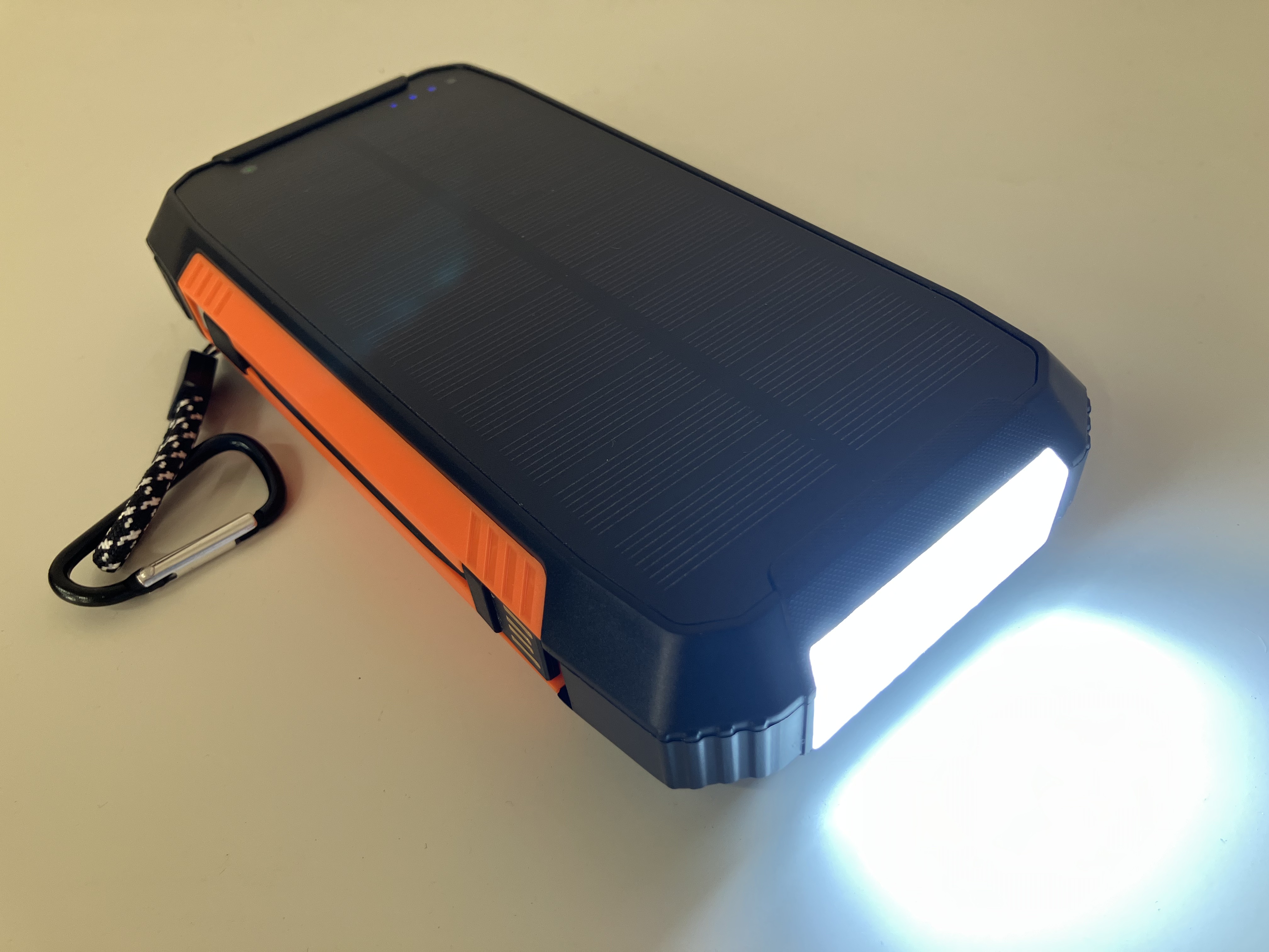 商品画像 モバイルバッテリー 30000mAh ソーラーチャージャー LEDライト搭載 4