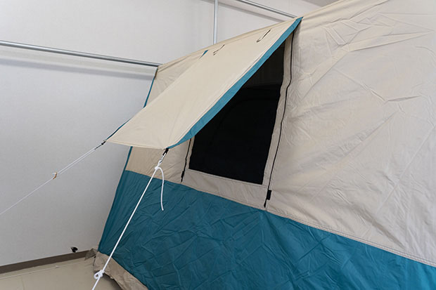 大型のテントで付属のポールでひさしを作ることも可能！