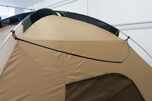6.リアバイザーポールをテント後部に取り付ける